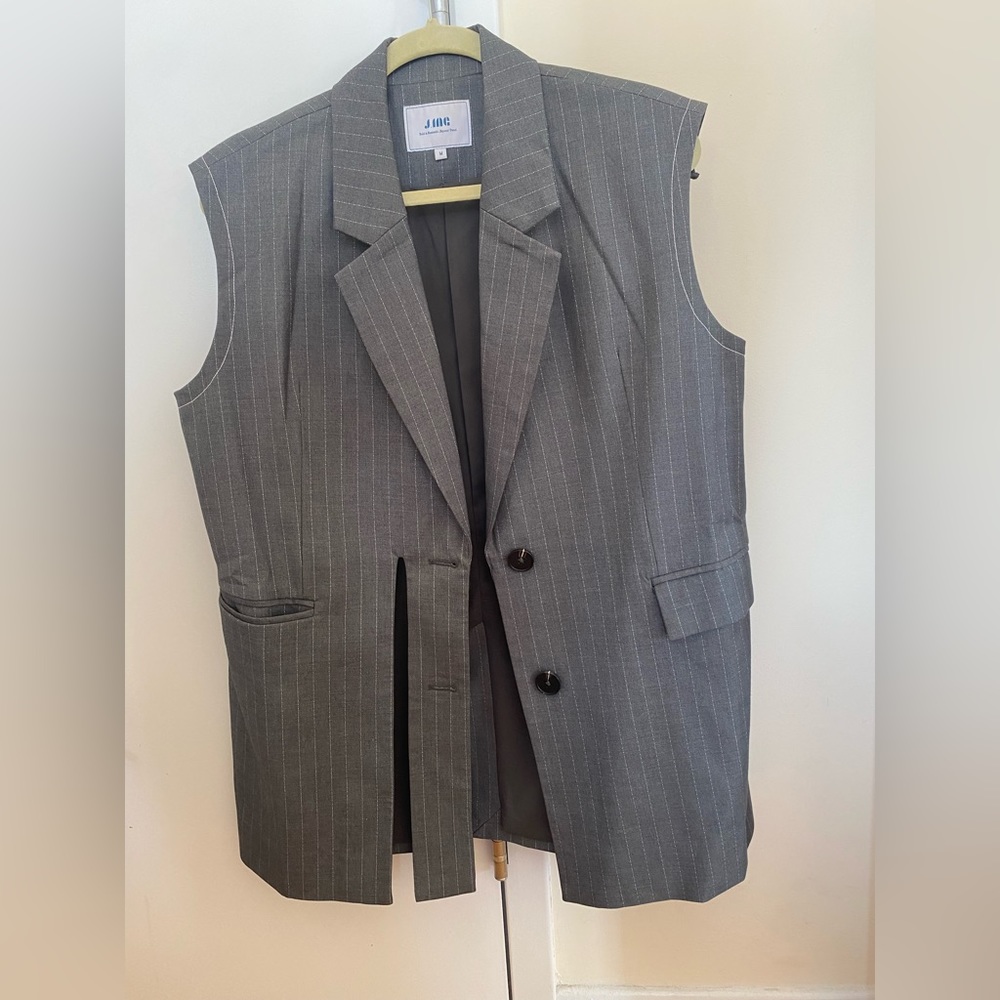Chic sleeveless blazer with front slit